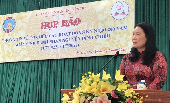 Phó Chủ tịch UBND tỉnh BếnTre Nguyễn Thị Bé Mười phát biểu tại họp báo.